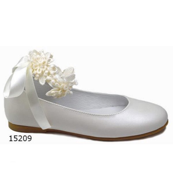 Spanish Ivory First Holy Communion Shoes by Tinny Shoes Style 15209 Spanish Ivory First Holy Communion Shoes by Tinny Shoes Style 15209